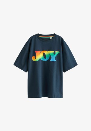 Tumesinine lühikeste varrukatega T-särk, mille esiküljel on suured vikerkaarevärvides gradienttähtedega sõna "RÕÕM".