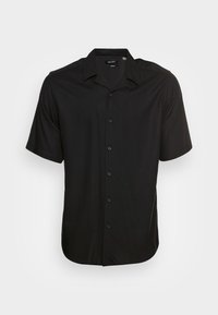Camisa negra de manga corta hecha de tela suave, con cierre de botones en el frontal, cuello puntiagudo y corte relajado. Sin patrones ni acentos visibles.