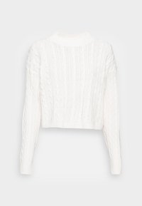 Weißer Sweater aus Kabelstrick mit cropped Design, hohem Kragen und langen Ärmeln. Verfügt über strukturierte Muster im gesamten Stoff.