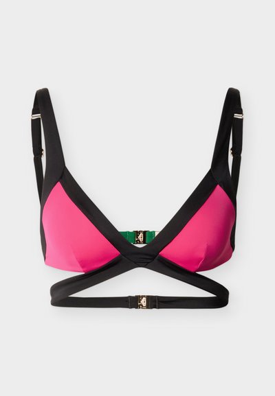Haut de bikini triangulaire avec des panneaux rose et noir à finition brillante, bretelles ajustables et une fermeture à pince dorée au centre.