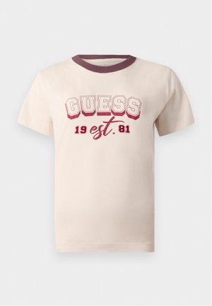 Cremefarvet bomulds T-shirt med korte ærmer, med en maroon ribbet rund hals og grafiktryk: "GUESS 19 est. 81" i rød og sort.