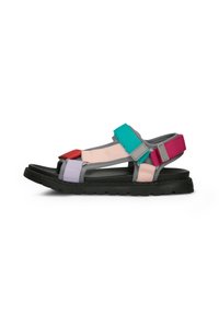 Sandali multicolori con suola nera, cinghie grigie e bande in tessuto regolabili nei colori rosa, teal e rosso. Design leggero.