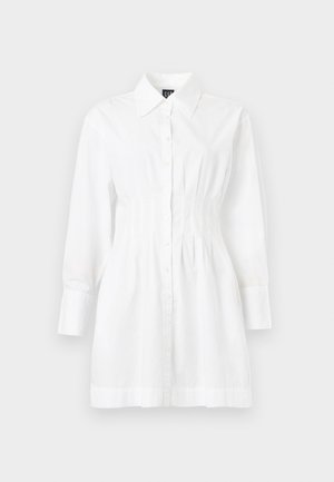 Robe-chemise blanche à manches longues avec boutons sur le devant, col pointu et taille cintrée.