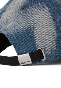 Farmer baseball sapka kopott kék szövettel, fekete állítható pánttal és fém logóval, amelyen a "KARL LAGERFELD JEANS" felirat látható.