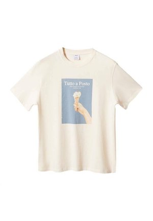 Kremowy T-shirt z niebieską prostokątną grafiką przedstawiającą rękę trzymającą rożek lodowy oraz tekstem "Tutto a Posto."