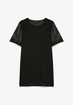 Czarny top z krótkim rękawem z siateczkowego materiału na rękawach i górnej części klatki piersiowej, jednolity dzianinowy korpus i okrągły dekolt.