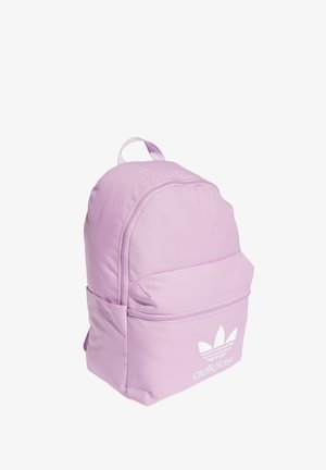 Zaino in poliestere viola con forma arrotondata, dotato di una tasca frontale con zip e logo Adidas bianco nella parte inferiore. Spallacci imbottiti.