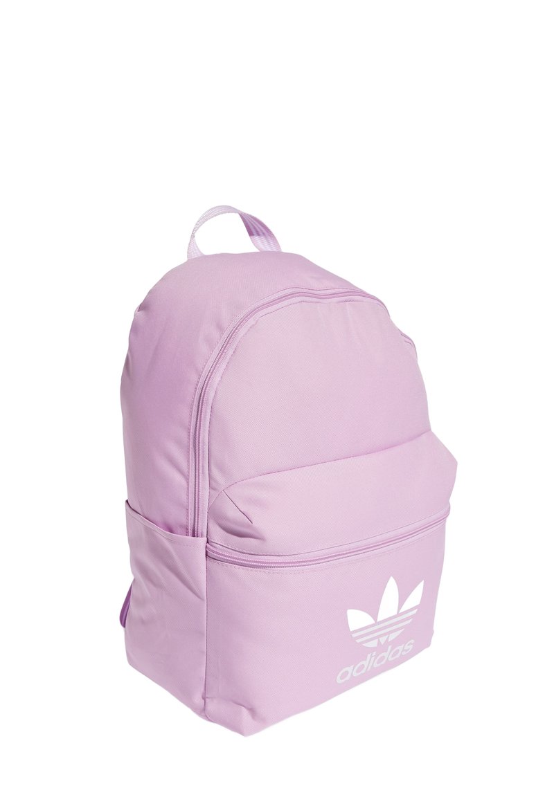 Zaino in poliestere viola con forma arrotondata, dotato di una tasca frontale con zip e logo Adidas bianco nella parte inferiore. Spallacci imbottiti.