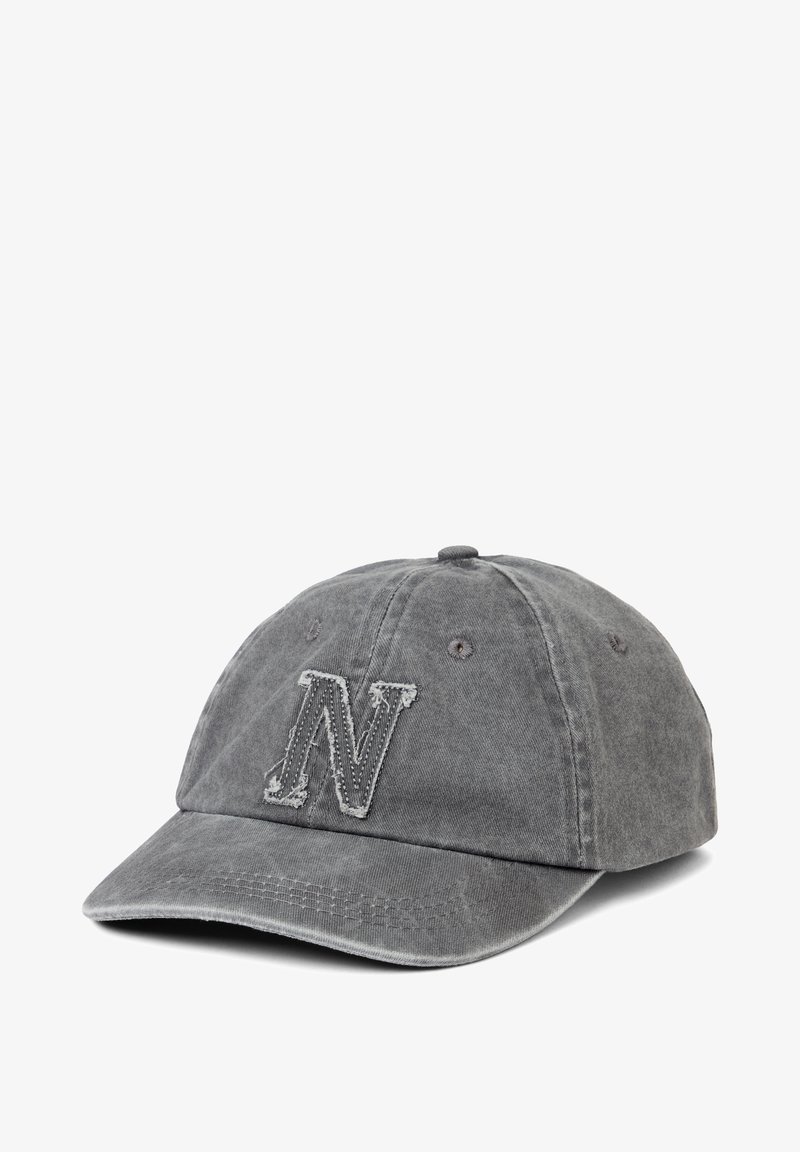 Casquette de baseball grise usée avec une lettre "N" cousue et effilochée sur le panneau avant, ainsi que des œillets de ventilation sur le dessus.