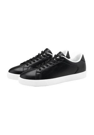 Zwarte leren sneakers met een gladde afwerking, witte rubberen zolen, ronde neus en zwarte veters. Inclusief gevoerde witte kraag en tong.