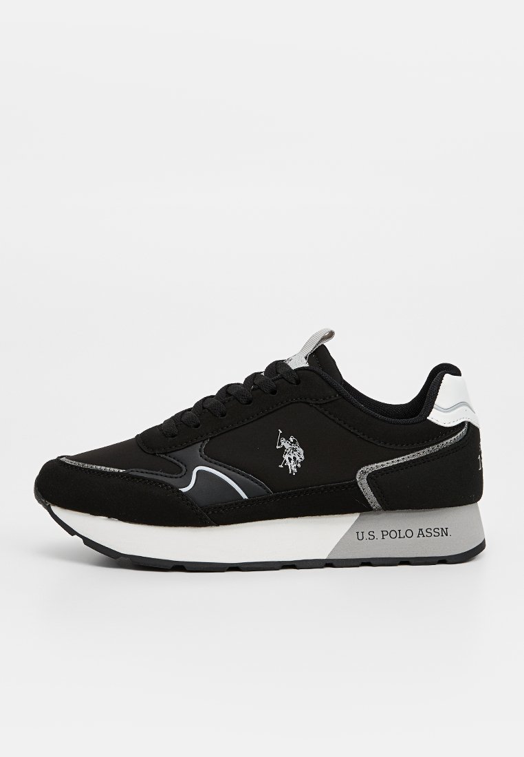 Zapatillas deportivas negras fabricadas con materiales sintéticos, con un acento blanco, detalles plateados, paneles texturizados y logotipo en el lado lateral.