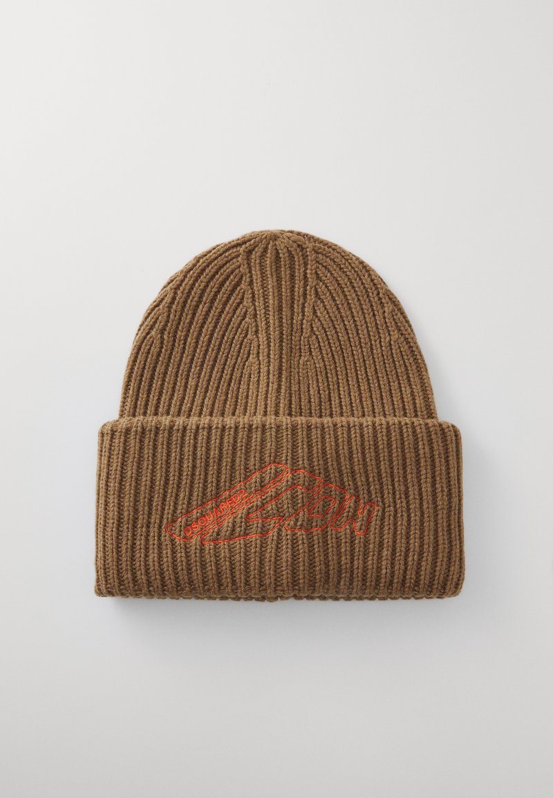 Bruine gebreide beanie met ribbeltextuur en een opgerolde rand, voorzien van een rood geborduurd logo aan de voorkant. Zacht, lichtgewicht materiaal.