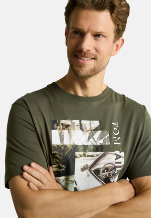 TOM TAILOR, T-SHIRT MIT FOTOPRINT - T-shirt print - deep leaf green