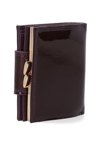 Mørkelilla pung i laklæder med en blank finish, der har en sikker låseklap og synlige syningsdetaljer.