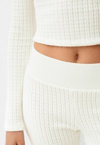 Bershka Strickpullover - white