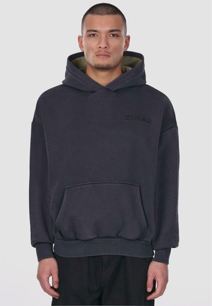 Kapuzenpullover in Anthrazit mit einer Fronttasche, gerippten Bündchen und Saum; verfügt über ein tonal gestaltetes Logo auf der Brust und ein olivfarbenes Innenfutter.