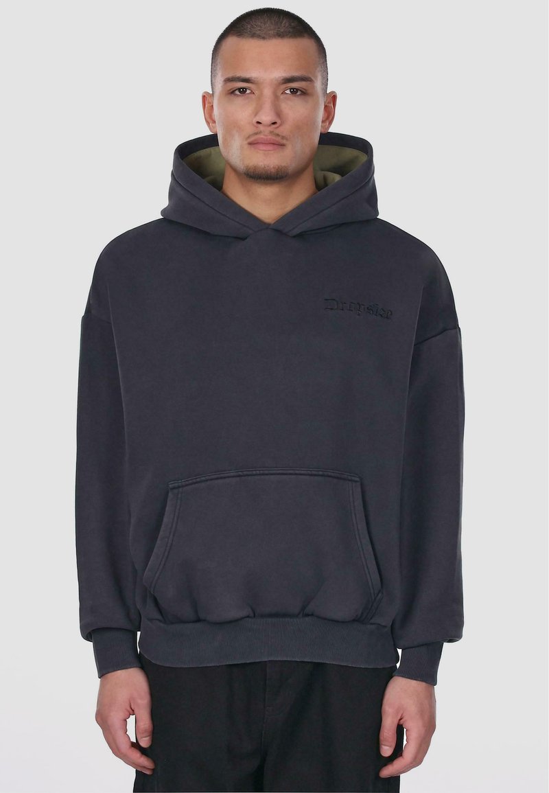 Kulsort pullover hoodie med en frontlomme, ribbede manchetter og kant; har et tonet logo på brystet og en olivenfarvet inderside.