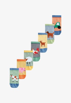 Syv par farverige stribede børnesokker, hver med et forskelligt motiv af en bondegårdsdyr eller traktor.