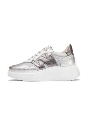 Srebrne sneakersy z teksturowanym metalicznym wykończeniem, wyściełanym kołnierzem, białą podeszwą i akcentem z logo, łączące gładkie i teksturowane materiały.