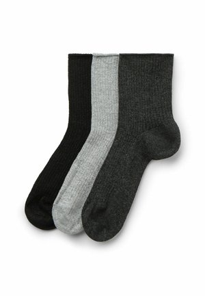 Tre paia di calze a coste nei colori nero, grigio scuro e grigio chiaro, che mostrano una consistenza morbida con sfumature diverse e una lunghezza fino al polpaccio.