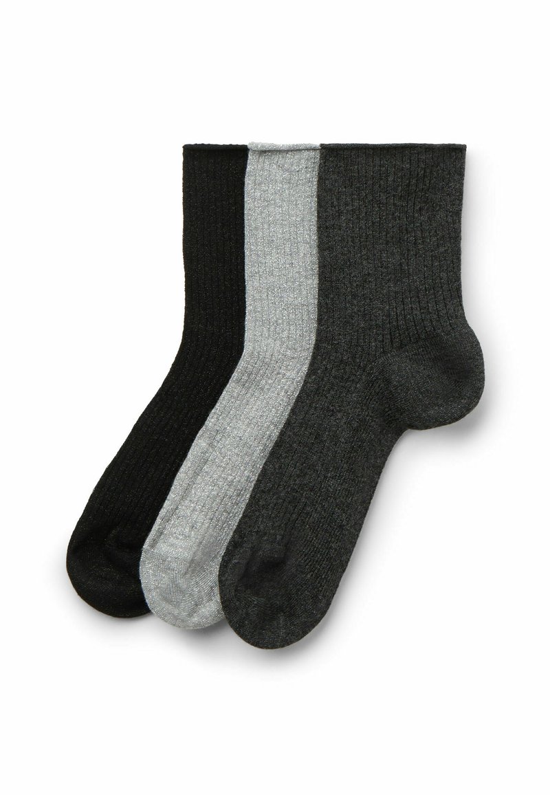 Drei Paar gerippte Socken in den Farben Schwarz, Dunkelgrau und Hellgrau, die eine weiche Textur mit unterschiedlichen Schattierungen und einer mittelhohen Länge präsentieren.