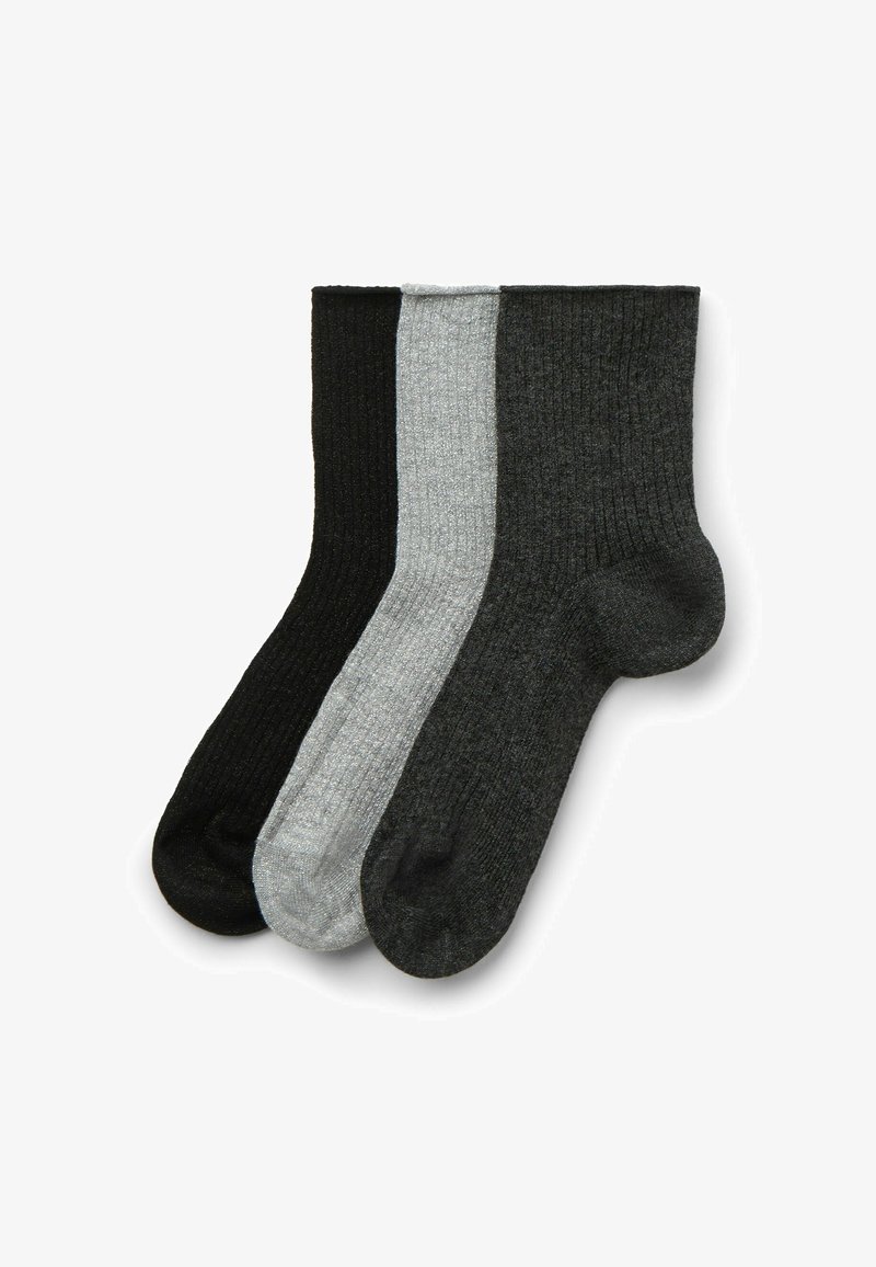 Drei Paar gerippte Socken in den Farben Schwarz, Dunkelgrau und Hellgrau, die eine weiche Textur mit unterschiedlichen Schattierungen und einer mittelhohen Länge präsentieren.
