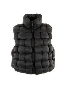 Chaleco de plumas negro con cuello alto, que presenta secciones acolchadas, un cierre central completo y una textura suave y brillante.