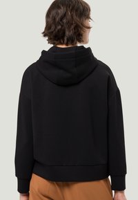 Zwarte hoodie met een relaxte pasvorm, voorzien van een grote capuchon, verlaagde schouders en een ribgebreide zoom. Gemaakt van zachte, gestructureerde stof.