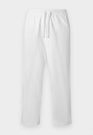 Άσπρο παντελόνι με χαλαρή εφαρμογή και κορδόνι στη μέση, με ελαστική μέση και ίσια πόδια, εμφανιζόμενο σε ένα απλό ανοιχτό φόντο.
