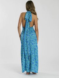 Maxi jurk in een blauw-groene bloemenprint, halternek ontwerp met een lage rug, met een vloeiende strikdetail bij de hals.