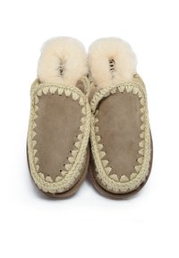 Pantofole in suede marrone con morbida fodera in pelliccia di pecora color crema. Presentano dettagli in corda intrecciata lungo i bordi e un design a punta rotonda.