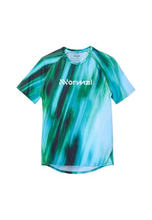 Camiseta atlética multicolor con un patrón abstracto en verde y azul, mangas cortas, cuello redondeado y un logo en el frente.