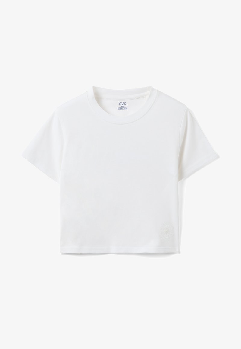 T-shirt blanc court à manches courtes pour enfants avec encolure ronde et logo embossé subtil près de l'ourlet.