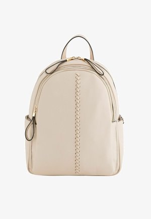 Beige Leder-Rucksack mit einer strukturierten Oberfläche und einem zentralen geflochtenen Design. Verfügt über goldfarbene Reißverschlüsse und schwarze Akzente an den Riemen.