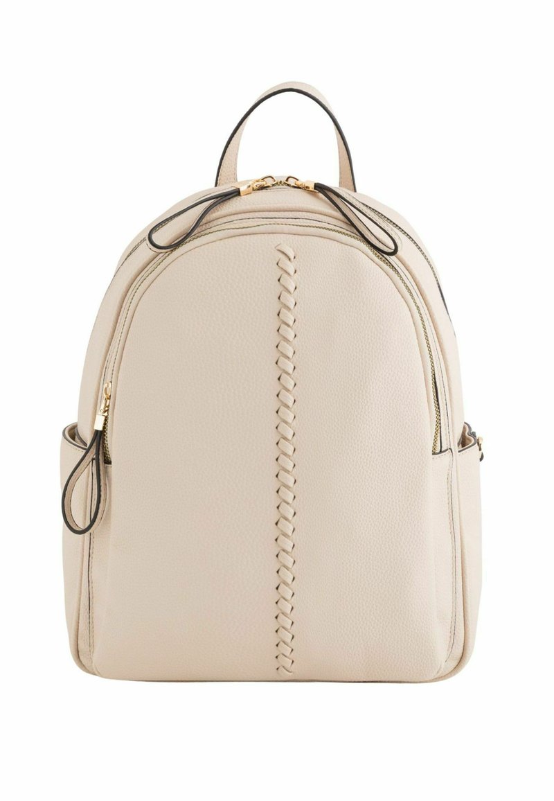 Mochila de cuero beige con una superficie texturizada y un diseño trenzado central. Presenta cremalleras en tono dorado y acentos negros en las correas.