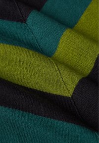 Zelená a tyrkysová pruhovaná pletená látka s černými akcenty, vykazující hladkou texturu a různou tloušťku barevných pásů.