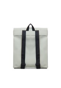 Szary wodoodporny plecak z czarnymi paskami, prostokątny kształt, górny uchwyt i minimalistyczny design. Posiada regulowane paski i zapięcia na klamry.