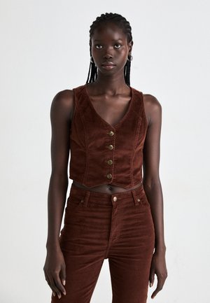 Roodbruine corduroy cropped top met een V-hals, knoopdetails en een getailleerd ontwerp, gecombineerd met bijpassende hoge taillebroek.