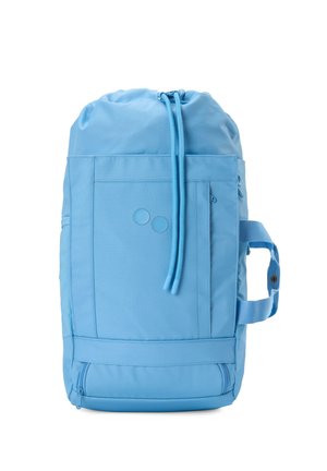 Blauer Beutelrucksack mit Kordelzug, Vordertasche, seitlichem Griff und Reißverschlussfach am Boden vor weißem Hintergrund.