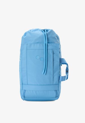 Blauer Beutelrucksack mit Kordelzug, Vordertasche, seitlichem Griff und Reißverschlussfach am Boden vor weißem Hintergrund.