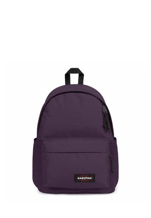Mochila Eastpak morada con un bolsillo delantero con cremallera, tiradores de cremallera negros y una asa superior negra.