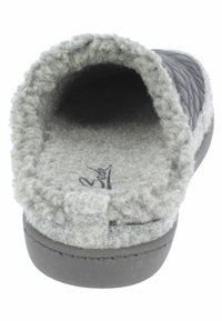 Grijze wollen slipper met een zachte, fuzzy binnenkant, textuur bovenkant en een stevige zwarte zool. Heeft een ronde open teen en een achterste lussen.