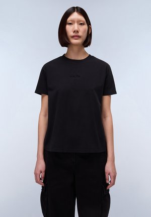 Zwarte katoenen t-shirt met een ronde hals, korte mouwen en een textuur van het "NAPA" logo op de borst. Gecombineerd met zwarte cargo-broeken.