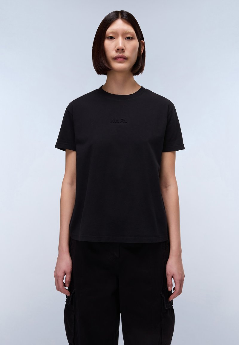 Černé bavlněné tričko s kulatým výstřihem, krátkými rukávy a texturovaným logem "NAPA" na hrudi. Spárováno s černými cargo kalhotami.