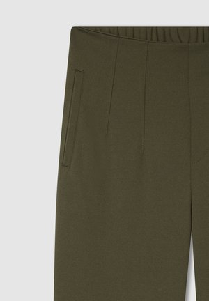 Pantaloni verde oliva con una texture liscia, dotati di due tasche laterali e un design con pieghe frontali. Vita elastica per il massimo comfort.