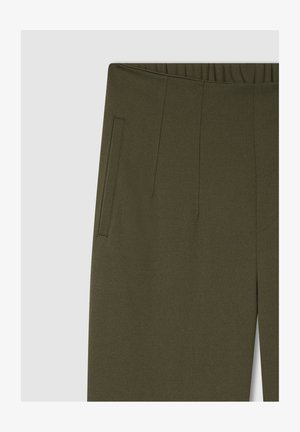 Pantaloni verde oliva con una texture liscia, dotati di due tasche laterali e un design con pieghe frontali. Vita elastica per il massimo comfort.