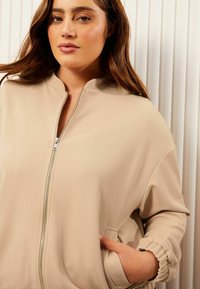 Friends Like These PLUS SIZE FIT - Pilotska jakna - camel