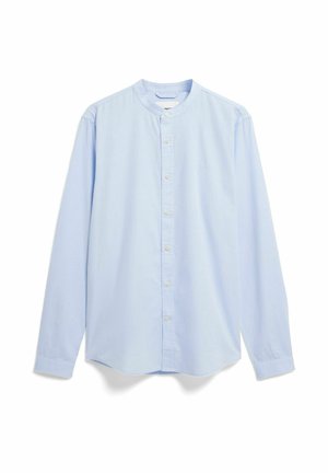 Lichtblauw overhemd met lange mouwen, mandarijnkraag, knoopsluiting aan de voorkant en een subtiele structuur; heeft een klein embleem op de linkerborst.