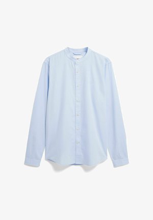 Lichtblauw overhemd met lange mouwen, mandarijnkraag, knoopsluiting aan de voorkant en een subtiele structuur; heeft een klein embleem op de linkerborst.