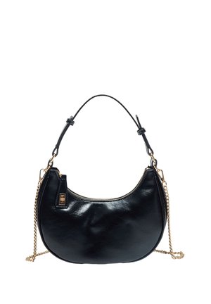 Petit sac à main en cuir noir avec une bandoulière courte et un détail de chaîne dorée sur fond blanc.